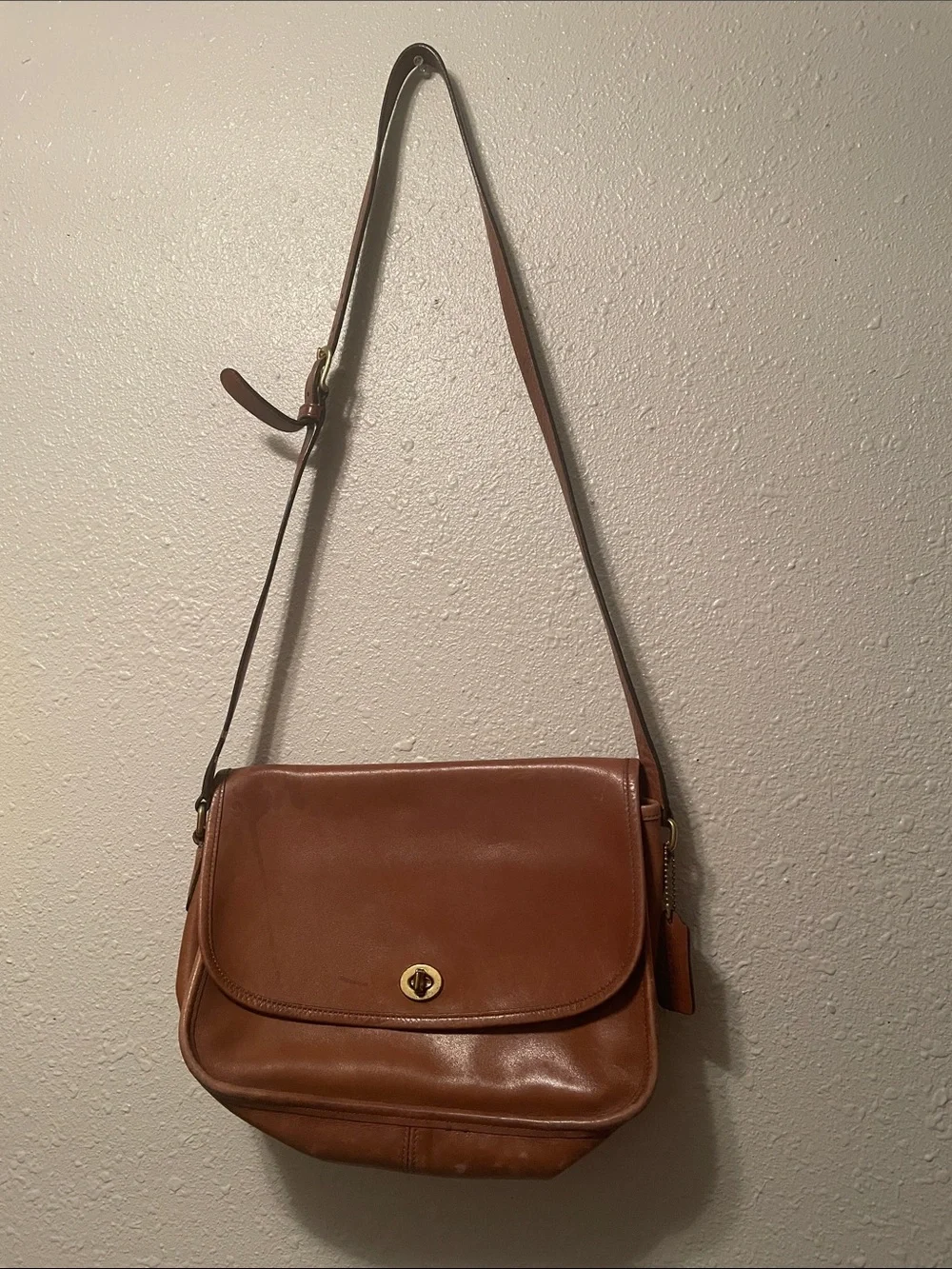Vintage Coach Shoulder Bag City 9790 Tan Brown Leather Gold Turn Lock with Charm